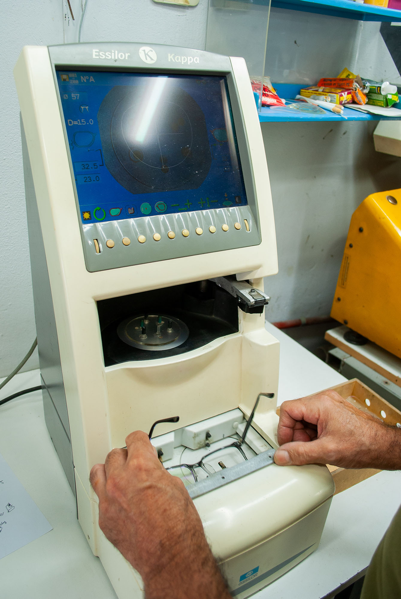 Biselado de lentes en equipo Essilor Kappa